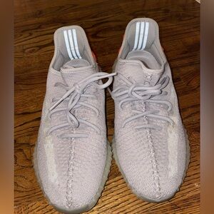 Yeezys in amazing condition. Comes with green authentic tag from stock X